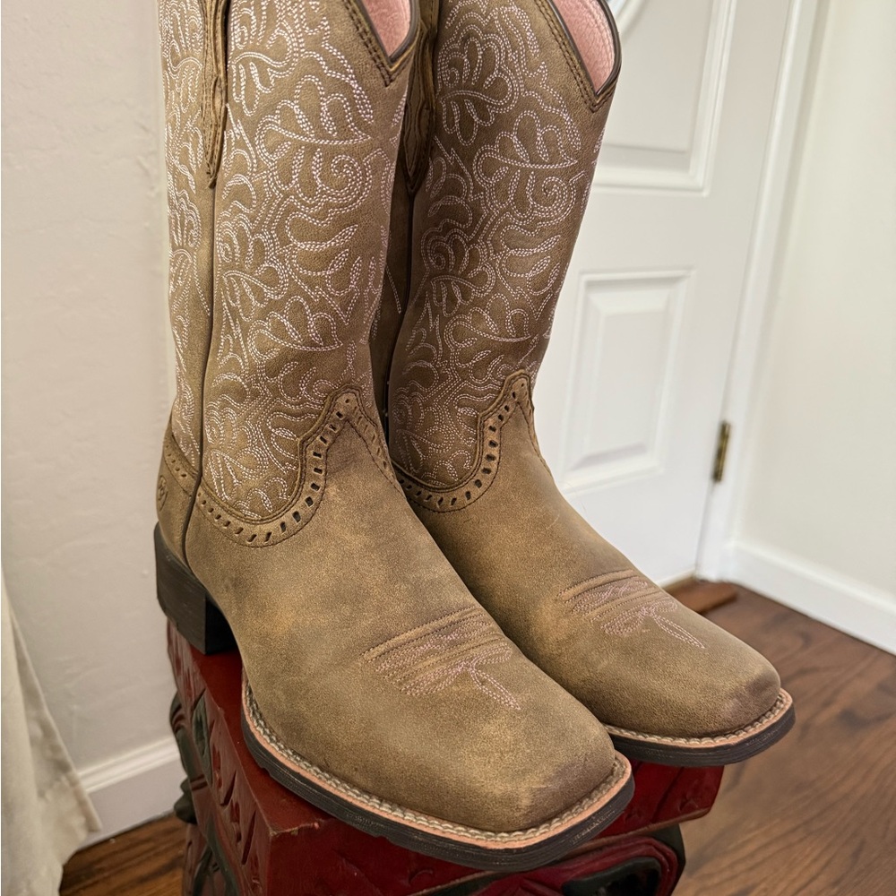 Ariat Remuda 7.5W Brown Western Boots with Pink Accents